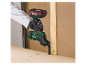 Een arbeider gebruikt een Parkside X20V Team multitool om hout te zagen.