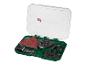 Multitool accessoire set met zaagbladen, schrapers en schuurpapier in een groene koffer.