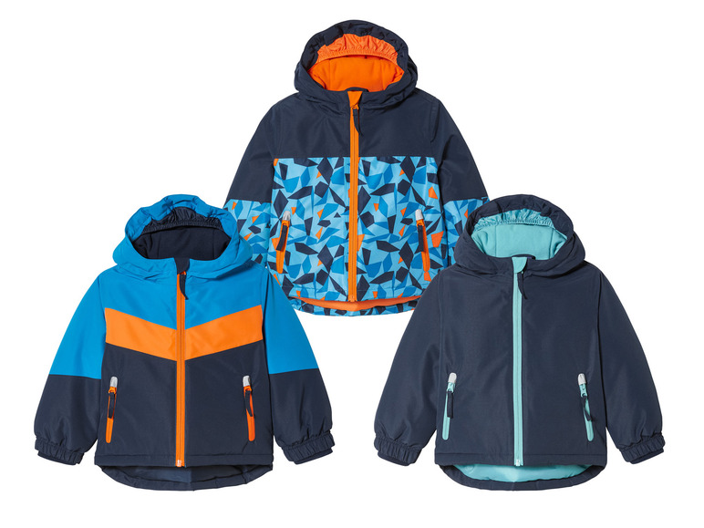 Trois vestes pour enfants dans différentes couleurs et motifs.