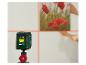 Un niveau laser vert projette des lignes rouges sur un mur, tandis qu'une personne ajuste un tableau de coquelicots.