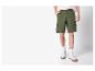 Cargo shorts en witte sneakers: casual look.
