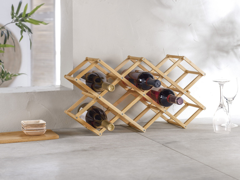 Un porte-bouteilles en bois avec des bouteilles de vin et des verres
