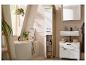 Salle de bain moderne avec meubles blancs et en bois, baignoire et lavabo avec accessoires.