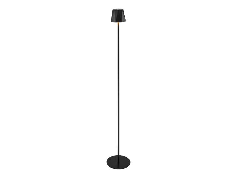 Un lampadaire noir haut et élancé avec un abat-jour facetté et géométrique.