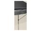 Parasol gris foncé avec mât métallique et bras de support sur fond beige.
