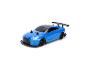 Blauwe op afstand bestuurbare auto met zwarte spoiler en zwarte velgen.
