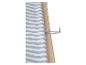Houten bedframe met grijs en wit gestreept matras.