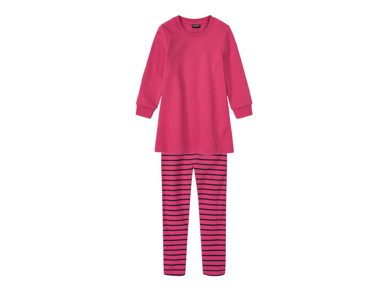 Een roze pyjama met lange mouwen en gestreepte broek.