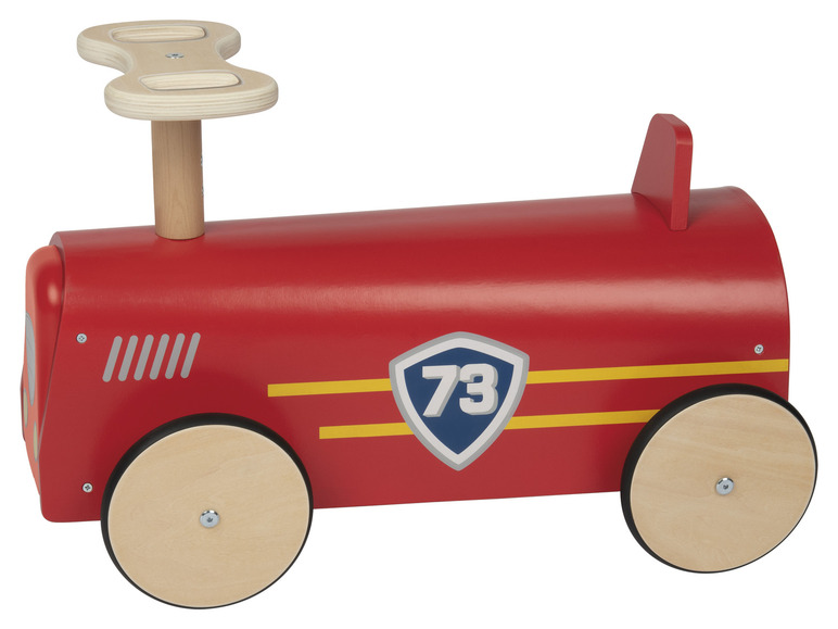 Une voiture en bois rouge pour enfant avec des roues en bois.