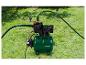 Parkside waterpomp met tuinslang voor beregening.