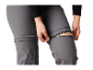Femme ajustant un pantalon de randonnée convertible.