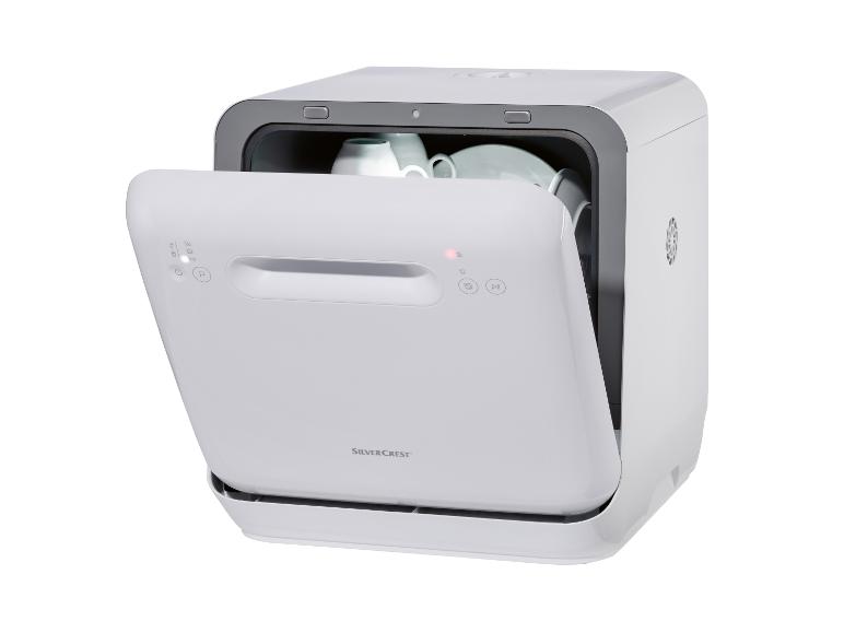 Lave-vaisselle compact SilverCrest ouvert, avec des assiettes et des tasses à l'intérieur.