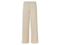 Pantalon beige à jambes larges.