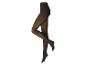 Une paire de collants noirs transparents sur un mannequin, posée jambes croisées.