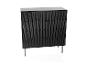 Commode noire à trois tiroirs avec un motif cannelé vertical sur les façades.