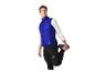 Homme en gilet matelassé bleu et leggings noirs s'étirant.