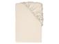 Beige hoeslaken op een witte achtergrond