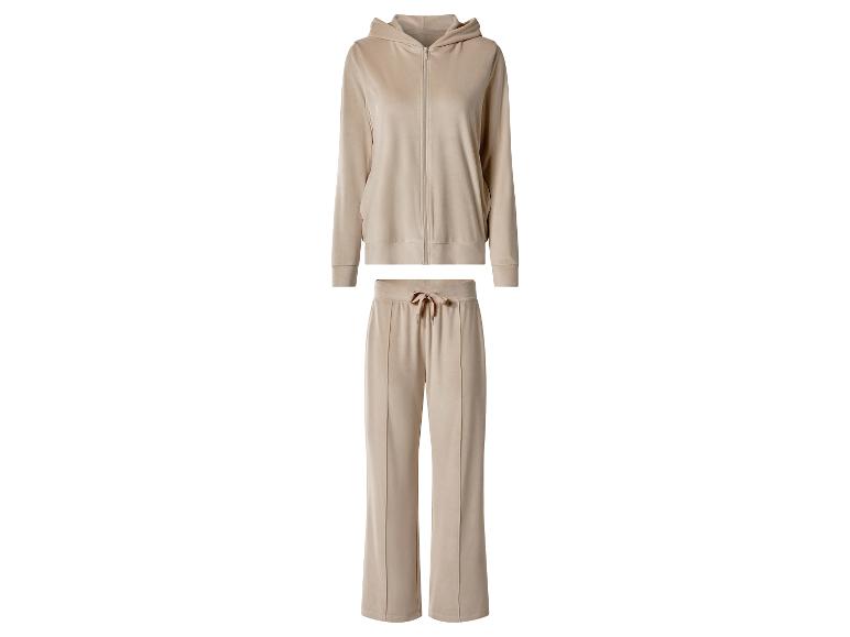 Survêtement en velours beige avec sweat à capuche zippé et pantalon large assorti.
