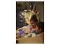 Enfants en pyjamas douillets avec un projecteur d'étoiles.