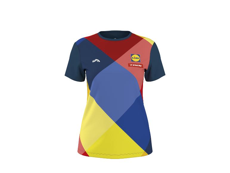 Blauw, rood en geel T-shirt met geometrische patronen.