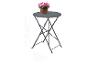 Table pliante ronde grise avec un pot de fleurs roses, d'environ 70,5 cm de haut et 57 cm de large.