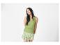 Vrouw in groene top en korte rok met zebraprint.