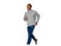 Man in blauwe trainingsbroek en grijs vest met rits, rennend.