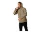 Man in een beige softshell jas met capuchon en zwarte cargobroek.