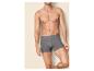 Homme torse nu portant un boxer gris côtelé avec une ceinture à logo