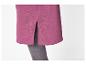 Gros plan d'une jupe magenta avec une fente latérale, portée sur des leggings gris.