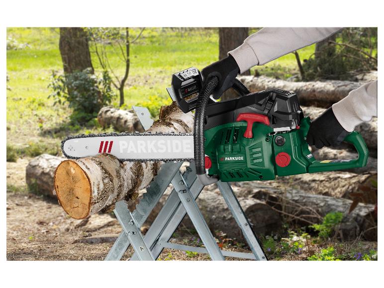 Tronçonneuse Parkside sans fil en action.