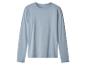 Lichtblauw T-shirt met lange mouwen op een witte achtergrond