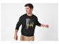 Een jonge man draagt een zwart sweatshirt met een print van een New Yorkse taxi.