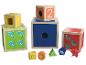 Blocs et formes empilables en bois avec chiffres et animaux, y compris dauphins et dinosaures.