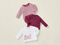 Trois t-shirts à manches longues pour bébé : un rayé, un uni et un avec un imprimé bus.