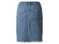 Jupe crayon en jean bleu clair.