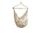 Chaise hamac suspendue beige avec barre en bois et coussin
