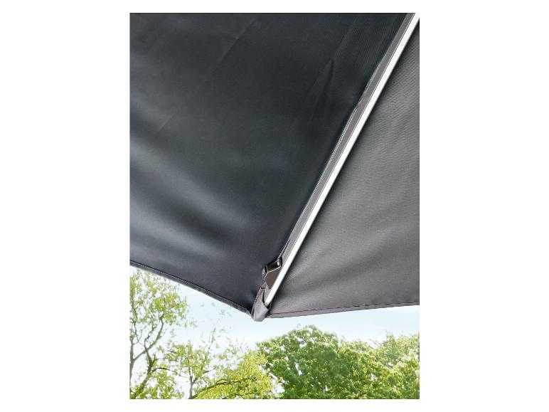 Detail van een tuinscherm: doek en frame.