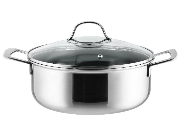 Casserole en acier inoxydable avec couvercle en verre transparent et poignée métallique.