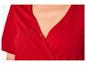 Détail d'un haut rouge pour femme avec encolure cache-cœur et boutons-pression.