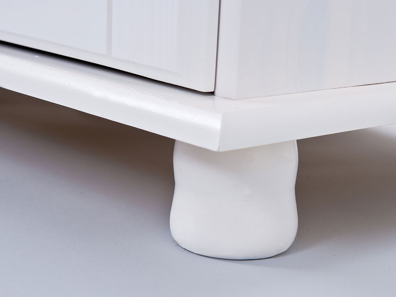 Witte houten kast met gedraaide poten.
