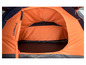Een oranje Jangala tent met een donkere bodem.