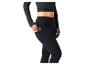 Vrouw in zwarte sportlegging met zijzak en bijpassende top met lange mouwen.