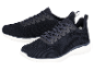 Een paar donkerblauwe gebreide sneakers met een witte zool.