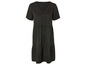 Une robe noire à manches courtes et volants.
