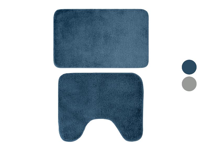 Blauwe badmatset met een rechthoekige en een U-vormige mat.