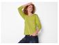 Femme en t-shirt vert lime à manches longues et jean foncé