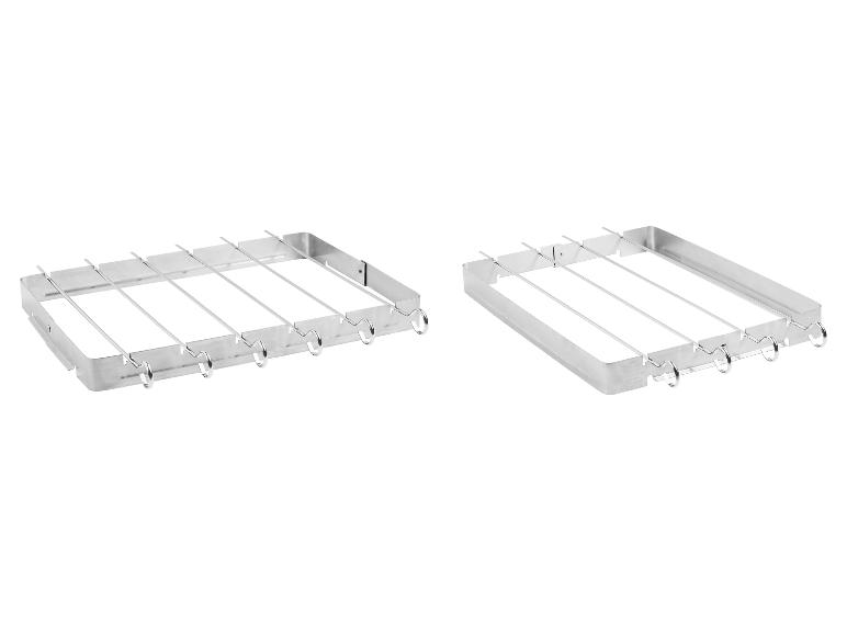 Deux grilles métalliques avec des brochettes pour griller.