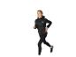Femme en veste de course noire et leggings, courant.