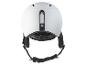 Een witte skihelm met zwarte banden en een gesp.